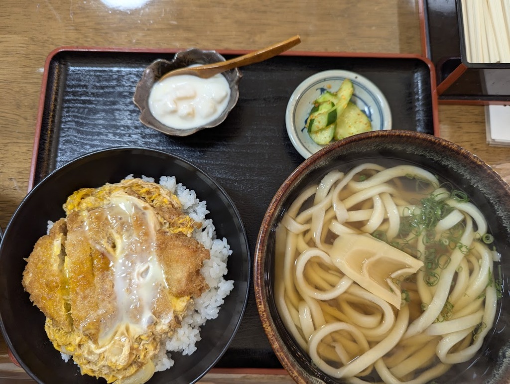 手打ちうどん「しん」カツ丼セット(うどん大)